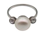 une image d'une bague en perles et diamants sur fond blanc