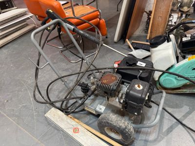 une machine posée sur le sol à côté d'une chaise
