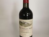 une bouteille de vin posée sur une table