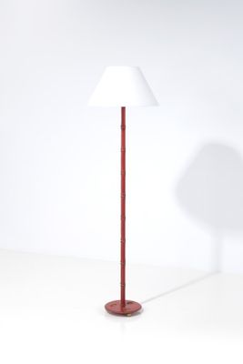 lampe sur pied avec un pied rouge et un abat-jour blanc