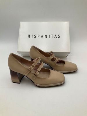 une paire de chaussures beiges avec une boîte en arrière-plan