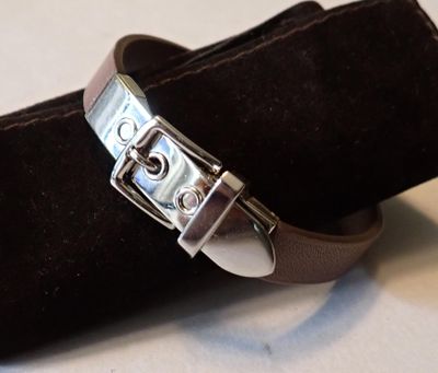 Hermès - Paris : bracelet ceinture cuir brun.