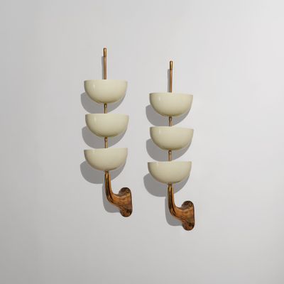 une paire d'appliques murales en bois en forme de bateau