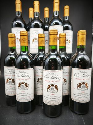six bouteilles de vin rouge sont alignées sur une table