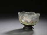 une image représentant un bol en verre orné d'un motif floral