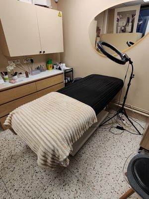 une image représentant une chambre avec un lit et un miroir