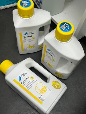 trois bouteilles de liquide posées les unes à côté des autres sur un plan de travail