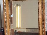 un miroir posé sur une table, avec une lampe à l'intérieur