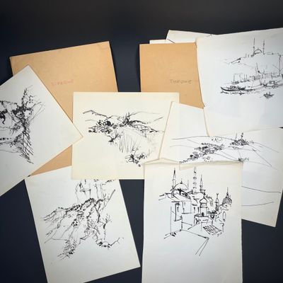 six cartes représentant des bateaux et des bâtiments, posées sur une table