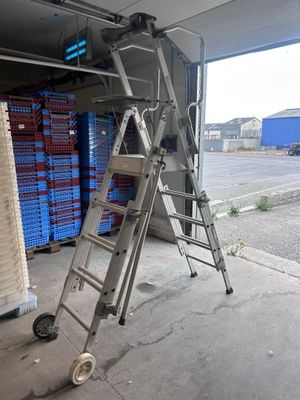 une échelle appuyée contre le mur