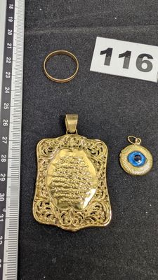 deux pendentifs en or et une bague ornés d’un œil maléfique