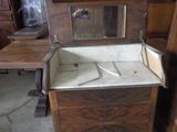 une armoire en bois surmontée d'un miroir