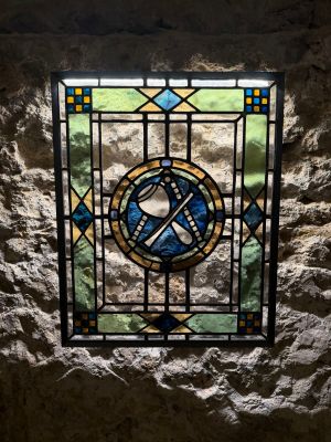un vitrail dans un coin d'un mur de pierre
