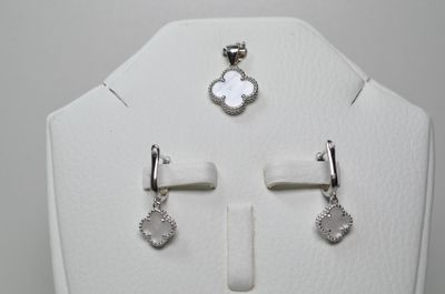 une paire de boucles d'oreilles exposée dans une vitrine blanche