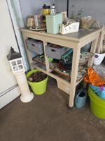 Une table haute de travail à roulettes (vide)