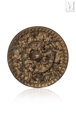 une image représentant une plaque en bronze ornée d'un motif