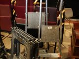 une chaise qui se trouve dans une pièce où il y a déjà une chaise posée dessus