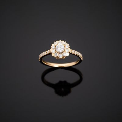 ZEINA. Bague en or rose 750°°°, chaton figurant une fleur, s…