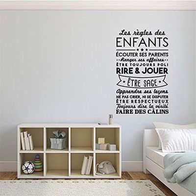 une pièce avec un lit et une bibliothèque