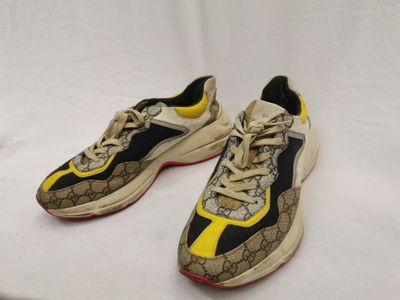 un gros plan sur une paire de baskets posées sur une surface blanche