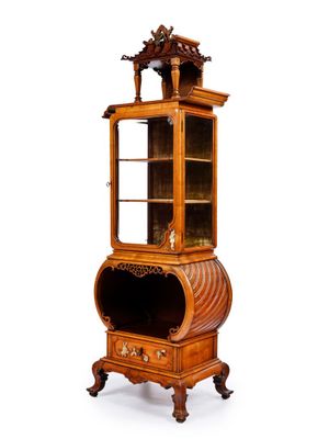 une image d'une armoire en bois avec une porte en verre