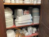 beaucoup d'assiettes et de bols sur les étagères de la cuisine