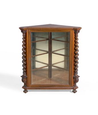 une photo d'un meuble d'angle avec une porte vitrée