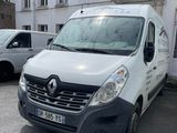 une camionnette blanche garée devant un bâtiment