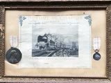 une photo d'une photo représentant un train sur les rails