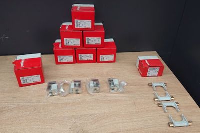 une pile de boîtes rouges posée sur une table en bois