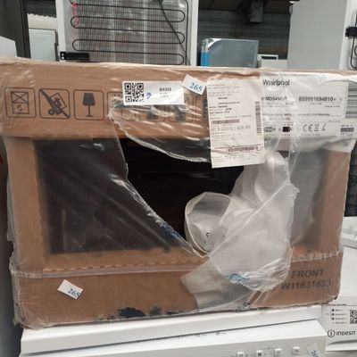 un micro-ondes posé sur une pile de cartons