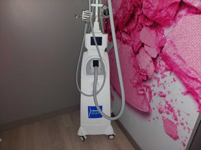 a machine that is sitting on a table in a room