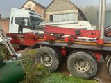 un camion équipé d'une grue à l'arrière