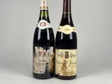 deux bouteilles de vin posées l'une à côté de l'autre sur une table
