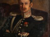 portrait d'un homme en uniforme militaire, les bras croisés