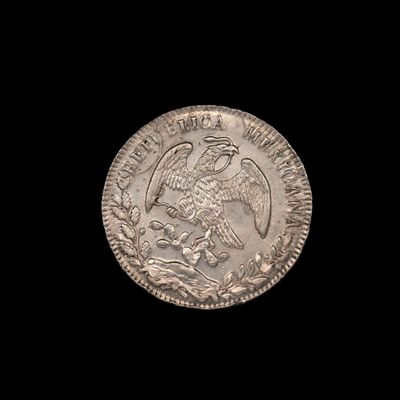 Gros plan sur une pièce d'argent ornée d'un aigle