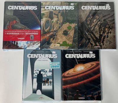 Plusieurs CD de films divers sont posés sur une surface blanche