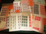 de nombreux timbres différents posés sur une table, dont il y a beaucoup