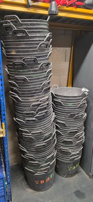 une grande pile de seaux posée sur une étagère dans un entrepôt