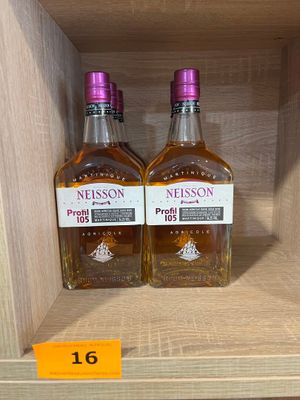 deux bouteilles d'alcool posées sur une étagère dans un magasin