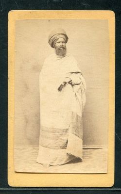 une vieille photo en noir et blanc représentant un homme coiffé d'un turban