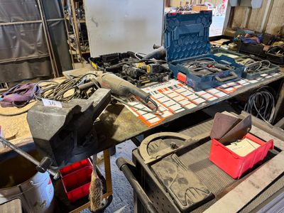 un établi avec de nombreux outils