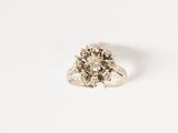 gros plan d'une bague en diamant sur une surface blanche