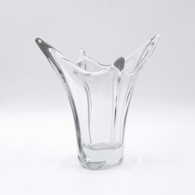 un vase en verre transparent avec une anse noire sur fond blanc