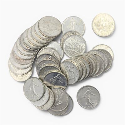 une pile de pièces de monnaie posée sur une surface blanche