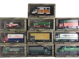 de nombreux camions miniatures dans une boîte, sur fond blanc