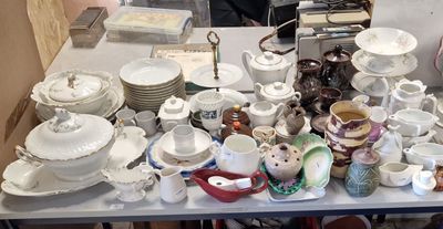 une table sur laquelle il y a beaucoup de vaisselle et de tasses