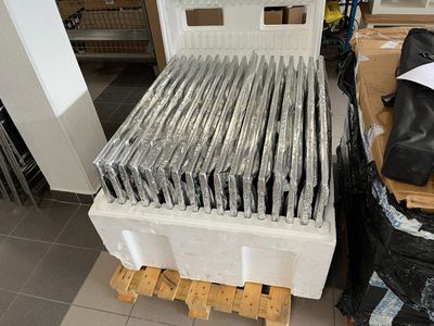 beaucoup de couteaux posés sur une palette dans une pièce