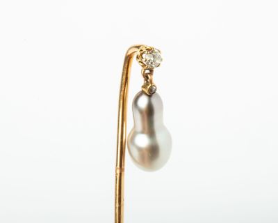 un gros plan sur une paire de boucles d'oreilles ornées de perles et de diamants