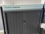 une photo d'une salle de bains avec un lavabo et des toilettes